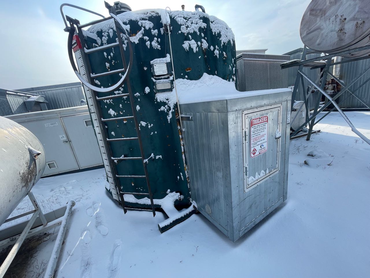 100bbl double wall tank with a corrosion resistant fiberglass internal secondary containment