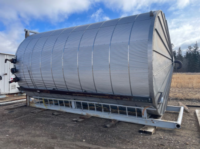 400bbl metal clad insulated tank. l skidded. no nameplate. empty and disconnected.